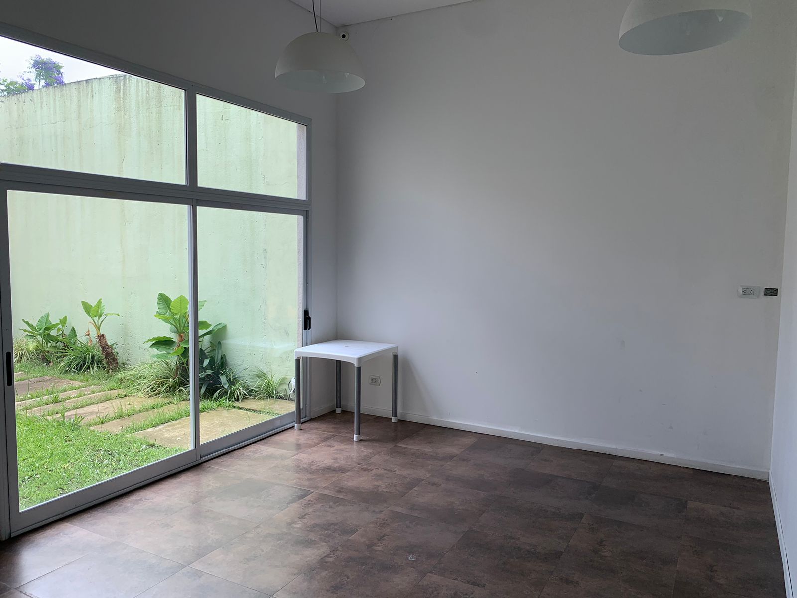 Aulas con salida al patio del centro de día en Ramos Mejía