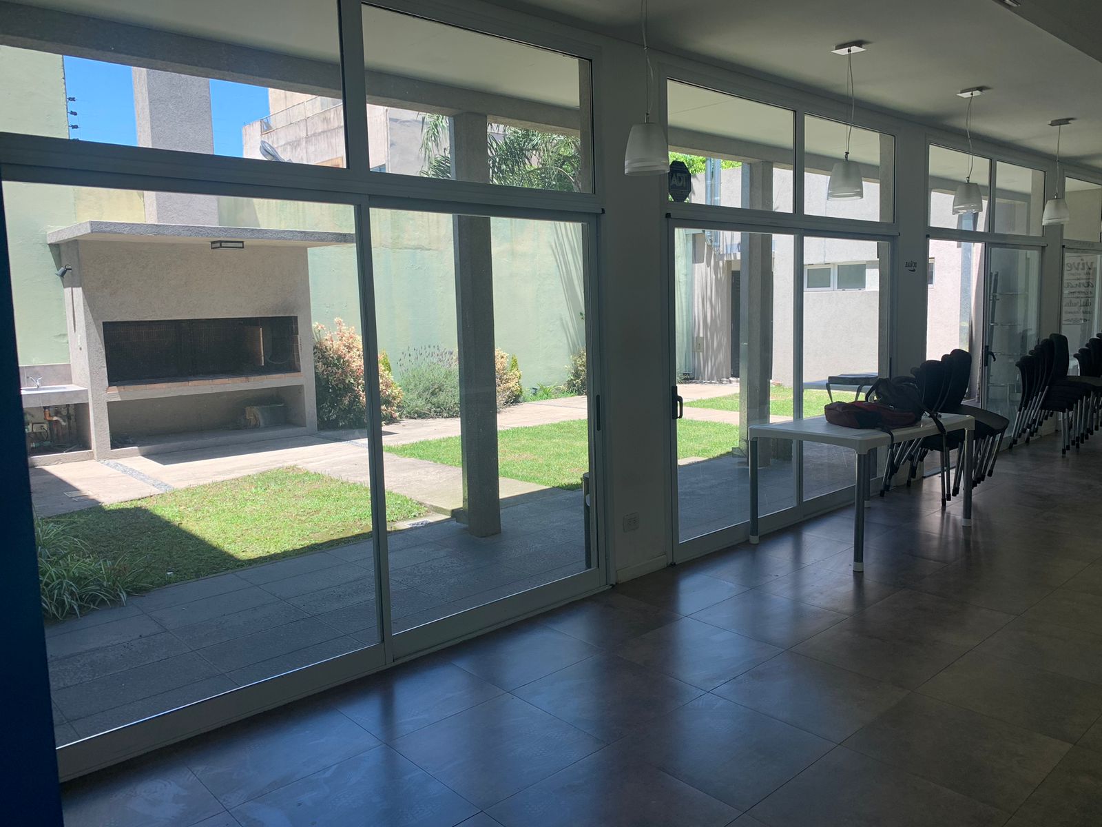 Patio con parrilla del Centro de Día Buena Vida